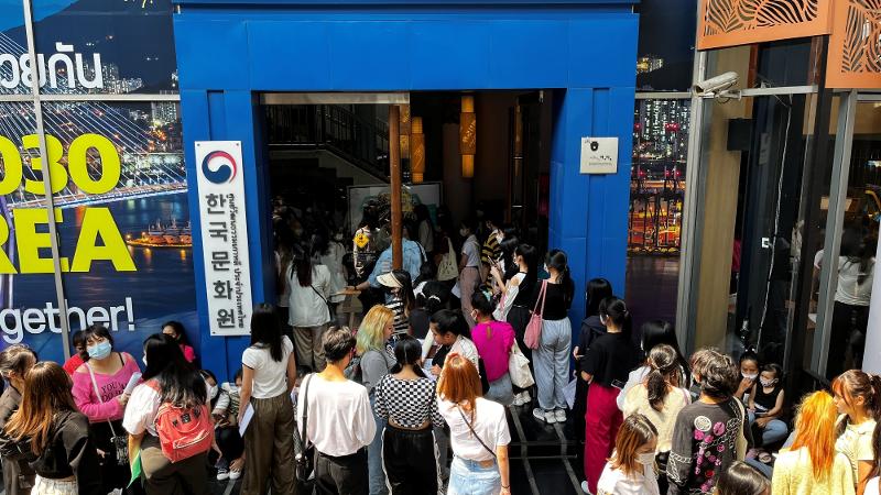 Applicants for a K-pop audition hosted by the Korean Cultural Center (KCC) in Bangkok, Thailand, on May 26 wait in lines in front of the KCC in the Thai capital. (KCC in Thailand)
