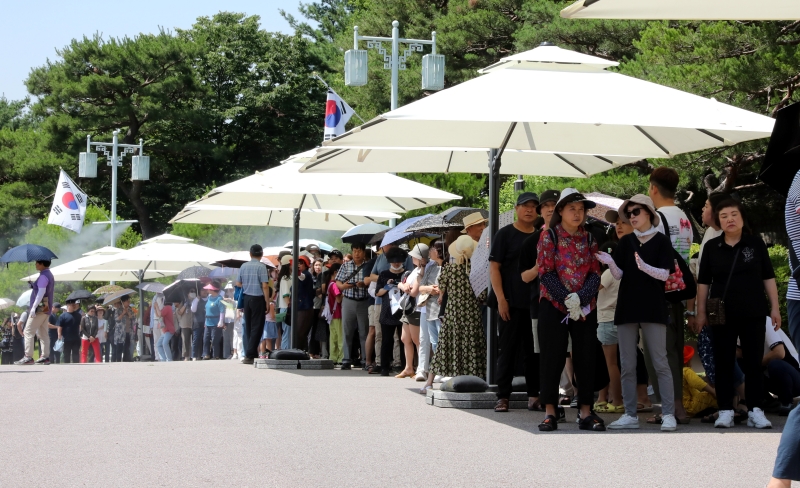 Visitors on June 17 wait in line outside to enter the exhibition's venue at the main building of Cheong Wa Dae.