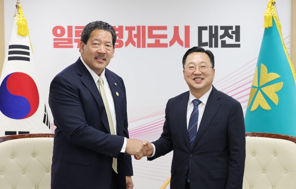 On June 19th, Daejeon Mayor Lee Jang-woo (이장우) had a productive meeting with Seattle Mayor Bruce Harrell, focusing on expanding their exchange and cooperation efforts.