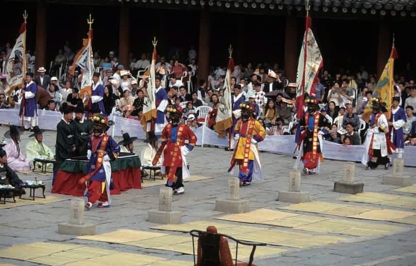 Cheoyongmu, or “Dance of Cheoyong,” is performed at Changgyeonggung Palace.