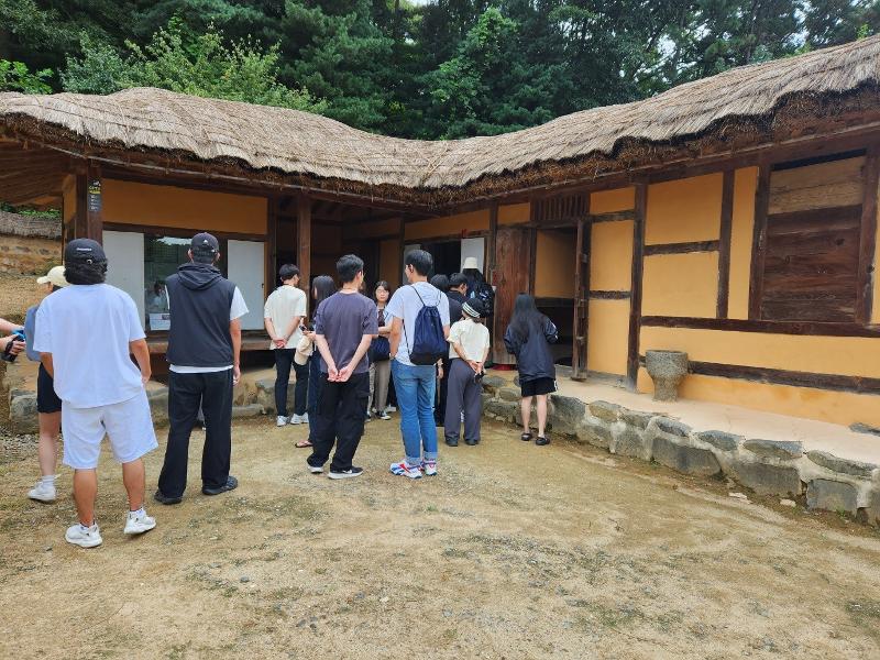 Participants in a history tour for descendants of Korean independence activists on Aug. 12 look around the house of patriotic martyr Yu Gwan-sun in Cheonan, Chungcheongnam-do Province. (Lee Jihae)
