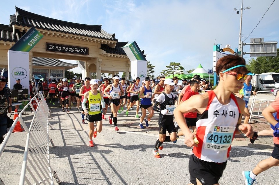 Participants run in the Cheorwon DMZ International Peace Marathon in 2019. (Photo by the organizers)