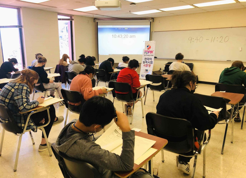The Test of Proficiency in Korean (TOPIK) will offered more times from next year. Shown are people on April 9 last year taking the 81st TOPIK at the University of Kansas in Lawrence, Kansas. (Chicago Korean Education Center)